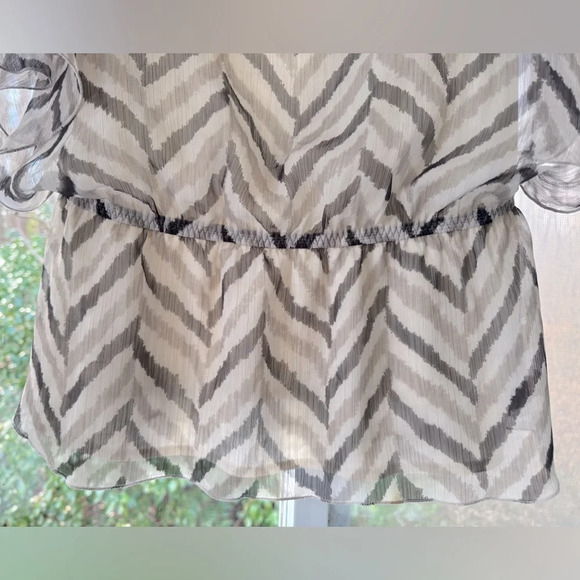 Banana Republic M gray, tan-white top. Butterfly sleeve silky sheer top lining. - Picture 4 of 8